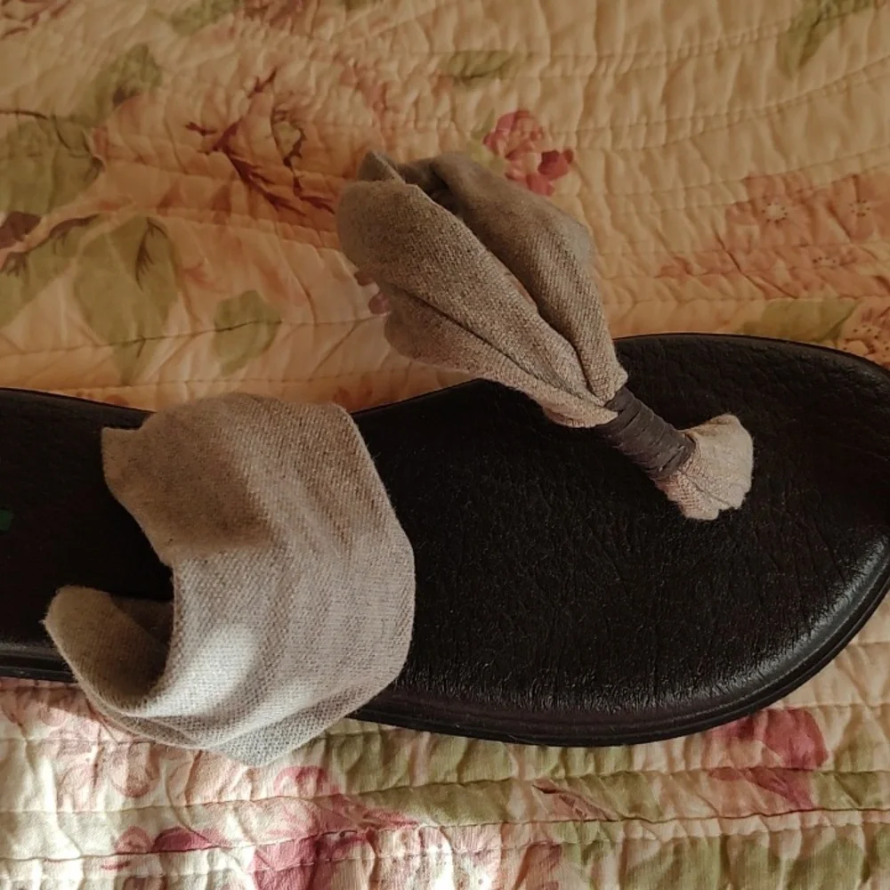 Sanuk Sandals. Like New.